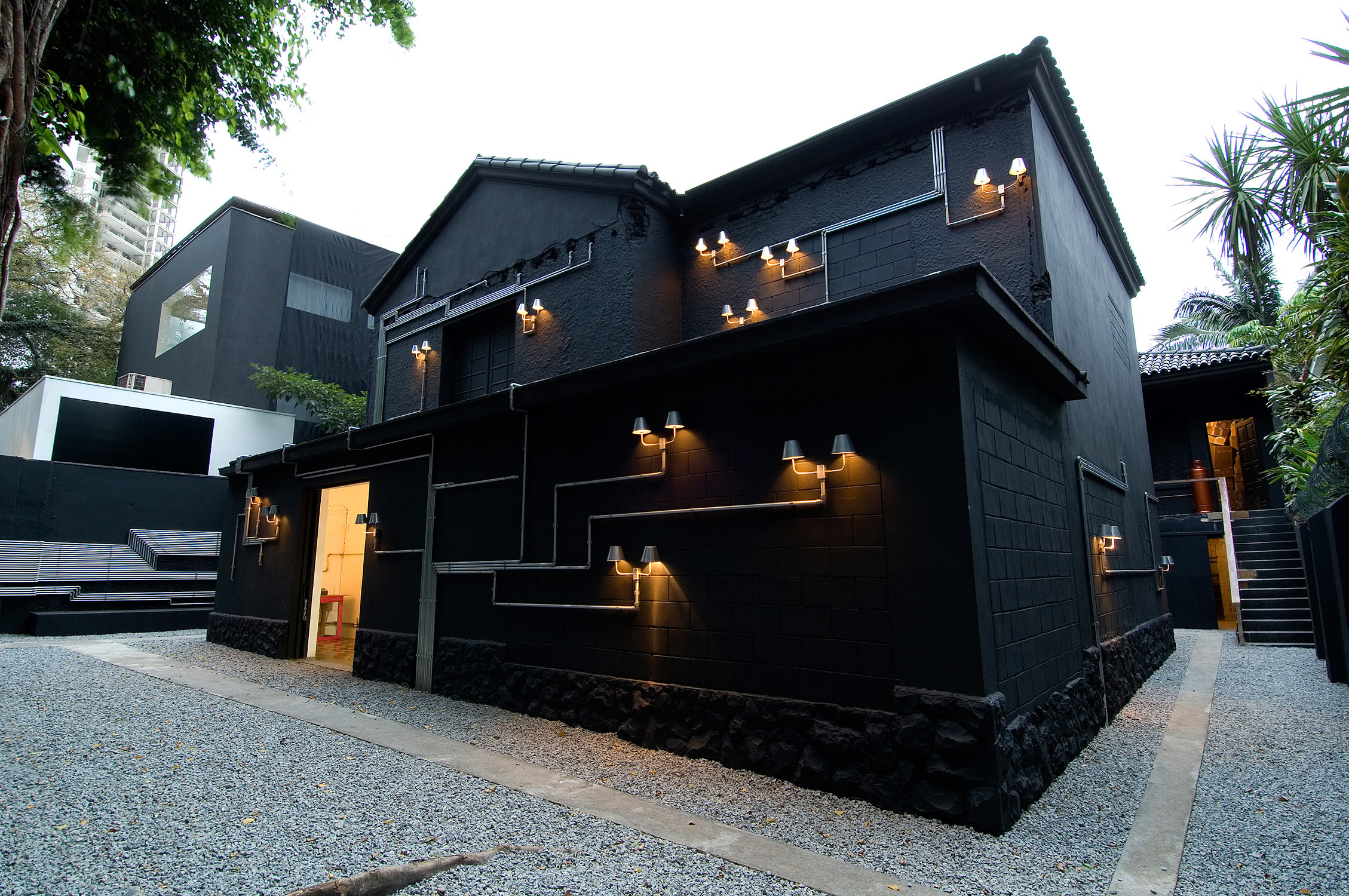 Красивый черный дом. Черный дом. Дом в черном стиле. Черный фасад дома. Дом черного цвета.